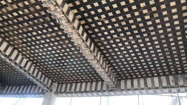 多层碳纤维布加固该如何施工呢？